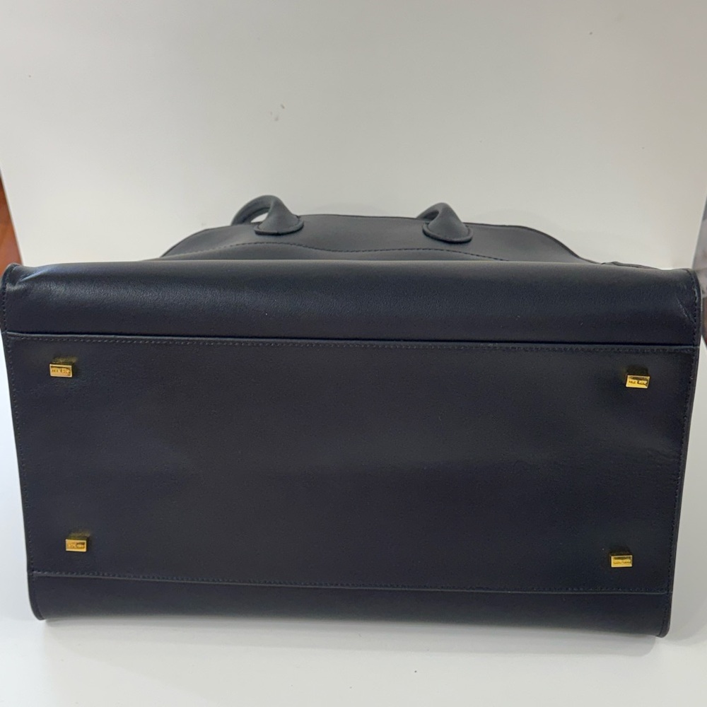 The Row knock off - Classic Black Leather Tote Bag - Structured w/ Gold Hardware - Picture 3 of 11